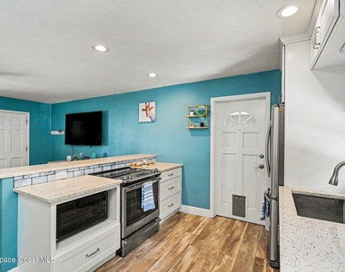 122 East Court - Photo Thumbnail 6