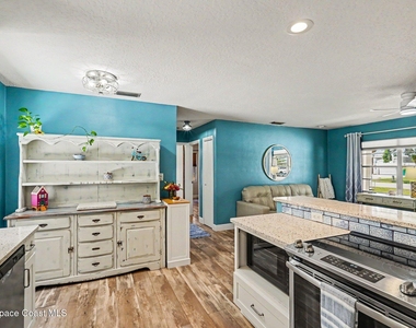 122 East Court - Photo Thumbnail 7
