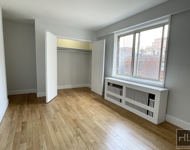 E 65th St - Photo Thumbnail 2