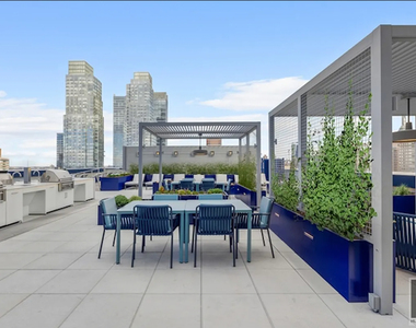 West 38th Street - Photo Thumbnail 8