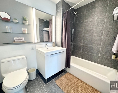 West 38th Street - Photo Thumbnail 5