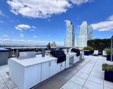 West 38th Street - Photo Thumbnail 8