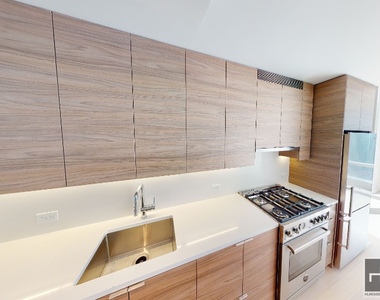 West 38th Street - Photo Thumbnail 3