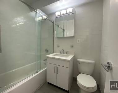 East 57 Street - Photo Thumbnail 4