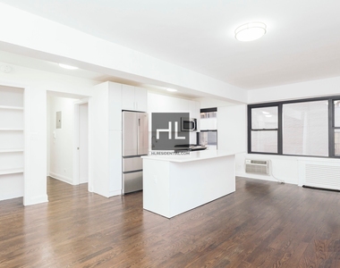 East 57 Street - Photo Thumbnail 2