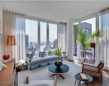 East 44th Street - Photo Thumbnail 5