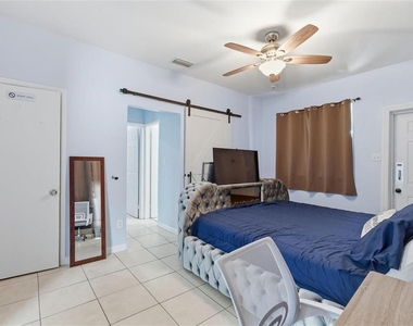10107 N Aster Avenue - Photo Thumbnail 11