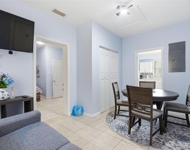 10107 N Aster Avenue - Photo Thumbnail 2