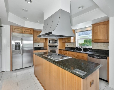 929 Symphony Isles Boulevard - Photo Thumbnail 18