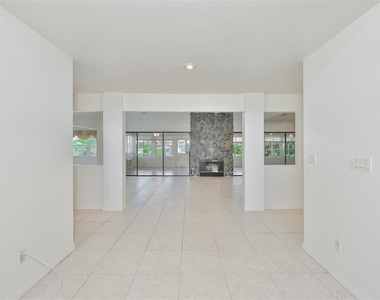 929 Symphony Isles Boulevard - Photo Thumbnail 8