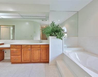 929 Symphony Isles Boulevard - Photo Thumbnail 31