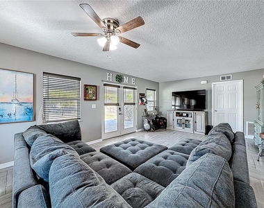 321 21st Street W - Photo Thumbnail 3