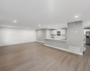 1087 Swan Street - Photo Thumbnail 10