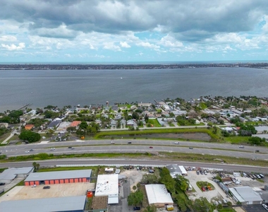 1087 Swan Street - Photo Thumbnail 28