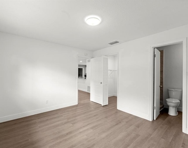 1087 Swan Street - Photo Thumbnail 15