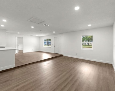 1087 Swan Street - Photo Thumbnail 5