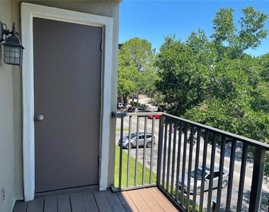 216 Afton Square - Photo Thumbnail 2