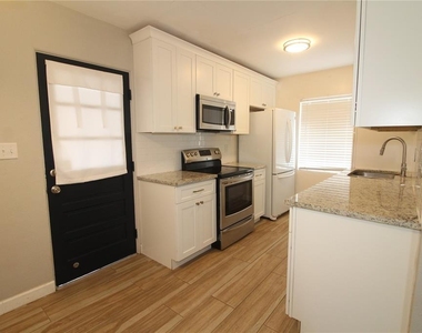 207 Lake View Drive - Photo Thumbnail 3