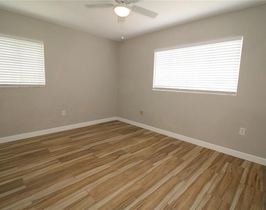 207 Lake View Drive - Photo Thumbnail 8