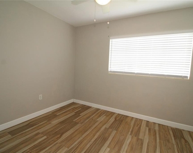 207 Lake View Drive - Photo Thumbnail 9