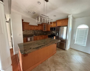 3900 Oak Pointe Boulevard - Photo Thumbnail 5
