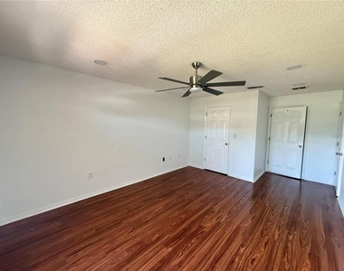 3900 Oak Pointe Boulevard - Photo Thumbnail 8