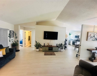 340 Edgewood Court - Photo Thumbnail 3