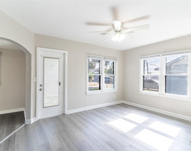 106 Avenue D Sw - Photo Thumbnail 1