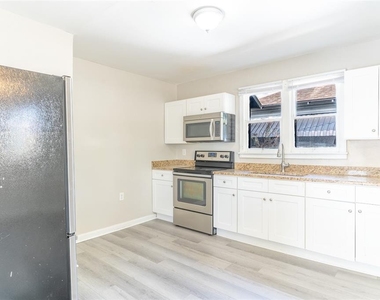 106 Avenue D Sw - Photo Thumbnail 3
