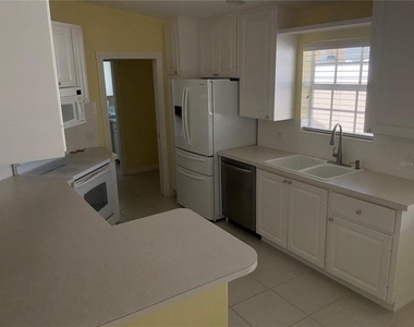 8004 Camminare Drive - Photo Thumbnail 12