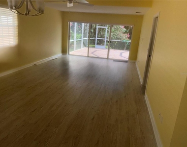 8004 Camminare Drive - Photo Thumbnail 11