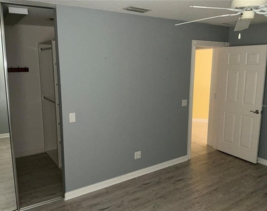 8004 Camminare Drive - Photo Thumbnail 16