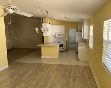 8004 Camminare Drive - Photo Thumbnail 14