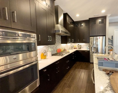 540 Regatta Way - Photo Thumbnail 11