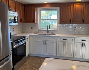 4725 Cove Circle - Photo Thumbnail 5