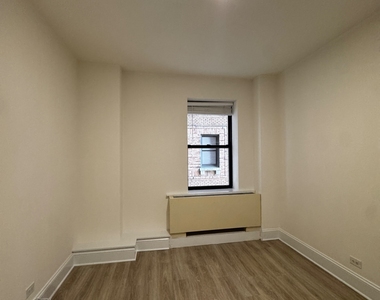 West 34th Street - Photo Thumbnail 3