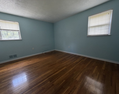 114 Westbury Drive - Photo Thumbnail 15