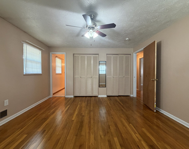114 Westbury Drive - Photo Thumbnail 13