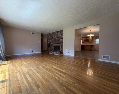 114 Westbury Drive - Photo Thumbnail 9