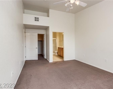 2305 W Horizon Ridge Parkway - Photo Thumbnail 18