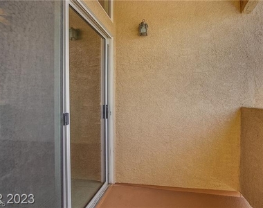 2305 W Horizon Ridge Parkway - Photo Thumbnail 13