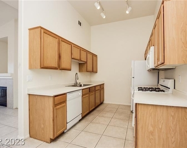 2305 W Horizon Ridge Parkway - Photo Thumbnail 6