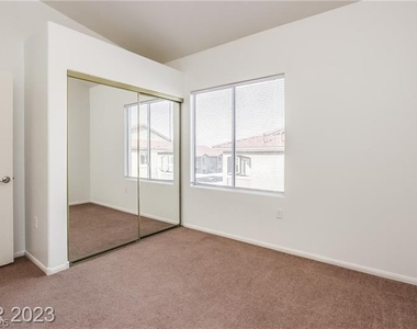2305 W Horizon Ridge Parkway - Photo Thumbnail 7