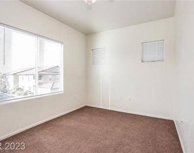 2305 W Horizon Ridge Parkway - Photo Thumbnail 10