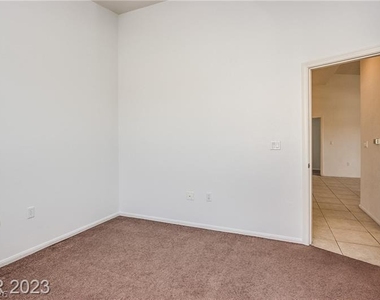 2305 W Horizon Ridge Parkway - Photo Thumbnail 8
