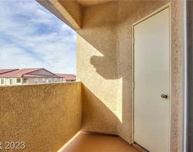 2305 W Horizon Ridge Parkway - Photo Thumbnail 12