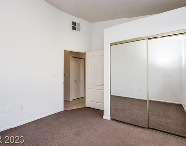 2305 W Horizon Ridge Parkway - Photo Thumbnail 9