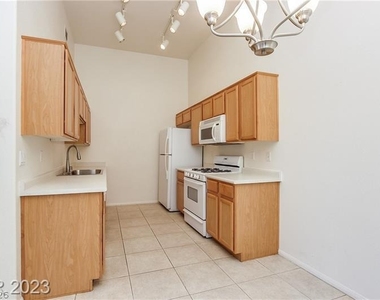 2305 W Horizon Ridge Parkway - Photo Thumbnail 5