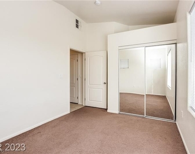 2305 W Horizon Ridge Parkway - Photo Thumbnail 11
