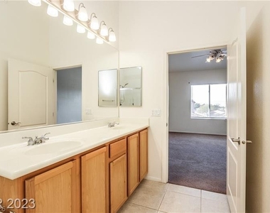 2305 W Horizon Ridge Parkway - Photo Thumbnail 20